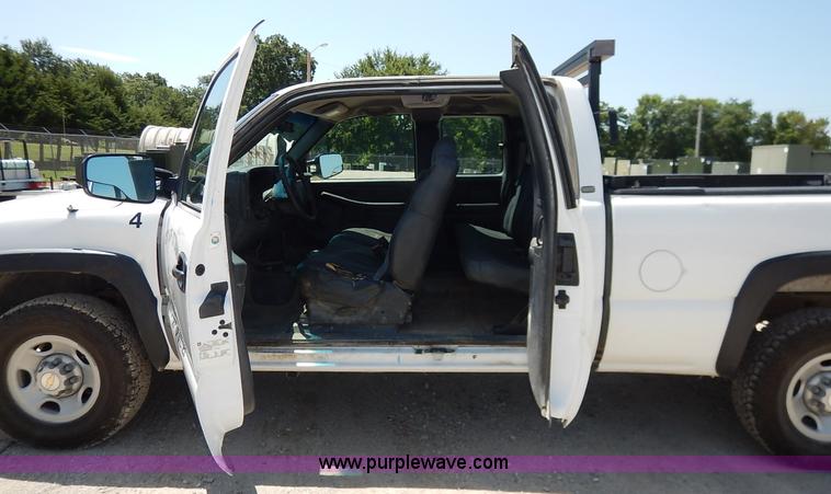 image for item K1535 2002 Chevrolet Silverado 2500 Ext. Cab pickup truck