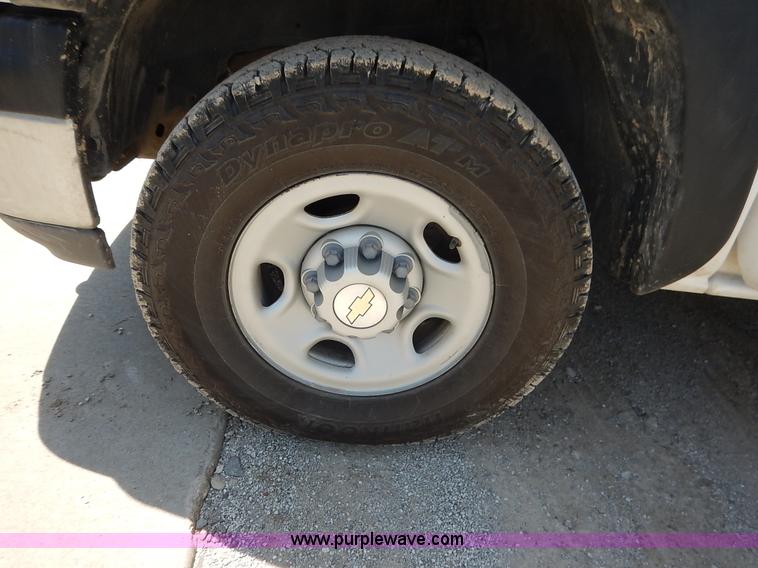 image for item K1535 2002 Chevrolet Silverado 2500 Ext. Cab pickup truck