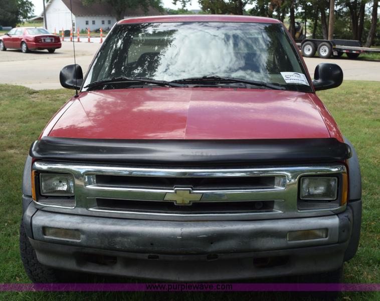 image for item K6122 1994 Chevrolet S10 pickup truck