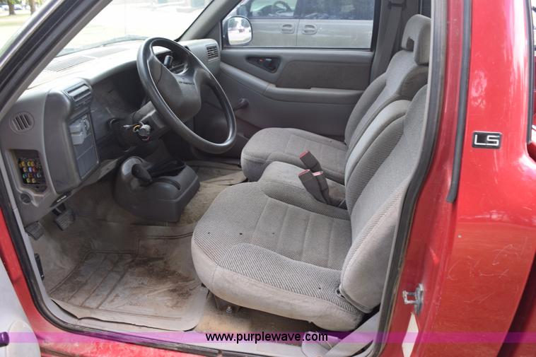 image for item K6122 1994 Chevrolet S10 pickup truck