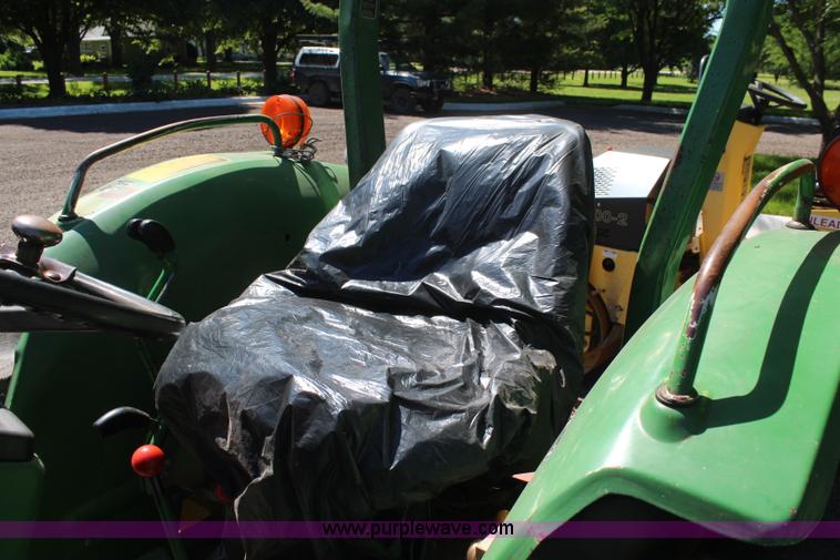 image for item K6943 1988 John Deere 1050 tractor