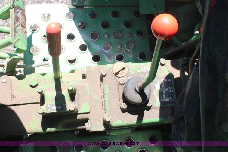 image for item K6943 1988 John Deere 1050 tractor