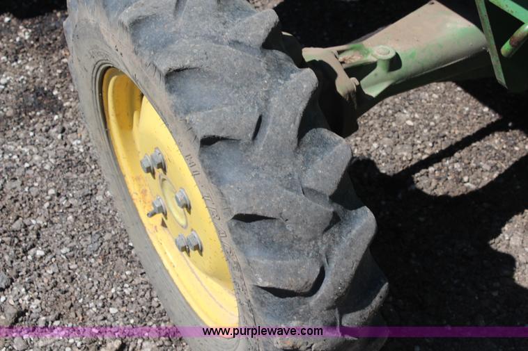 image for item K6943 1988 John Deere 1050 tractor