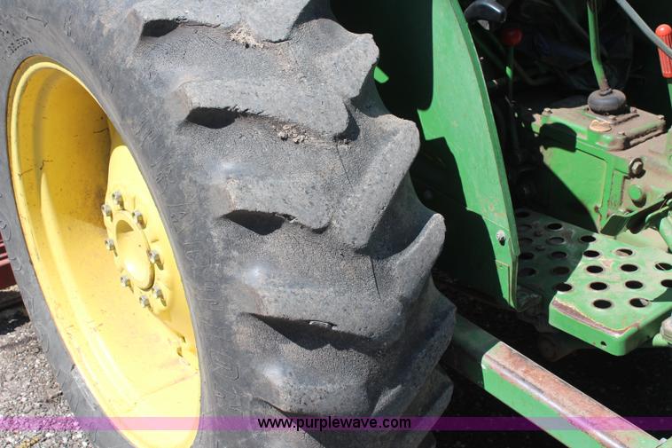 image for item K6943 1988 John Deere 1050 tractor