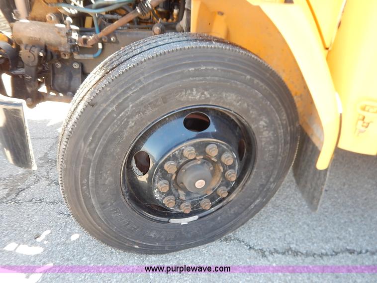 image for item K7442 2005 Freightliner FS65 Thomas school bus