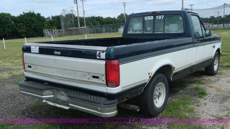 image for item K8137 1994 Ford F150 pickup truck