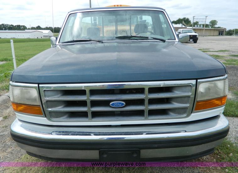 image for item K8137 1994 Ford F150 pickup truck