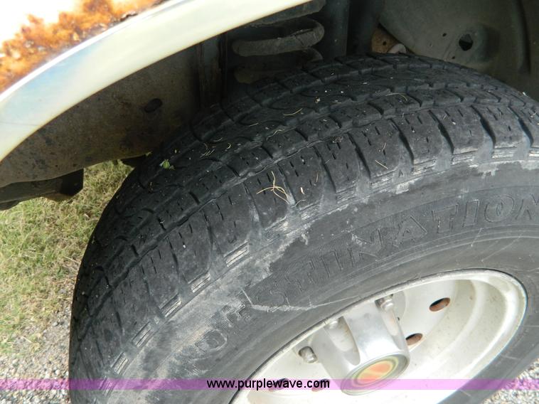 image for item K8137 1994 Ford F150 pickup truck