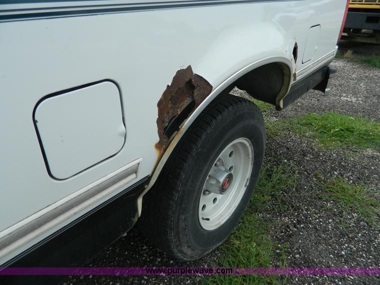 image for item K8137 1994 Ford F150 pickup truck