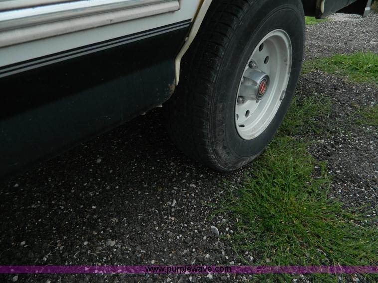 image for item K8137 1994 Ford F150 pickup truck