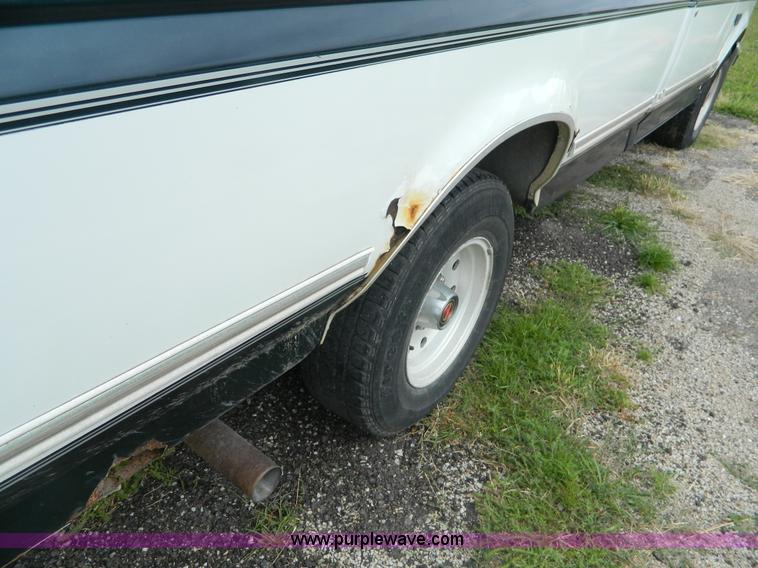 image for item K8137 1994 Ford F150 pickup truck