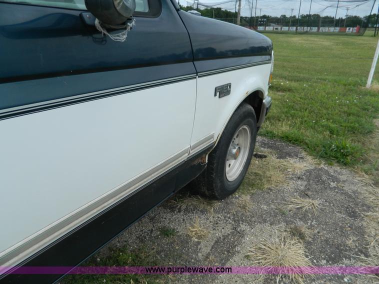 image for item K8137 1994 Ford F150 pickup truck