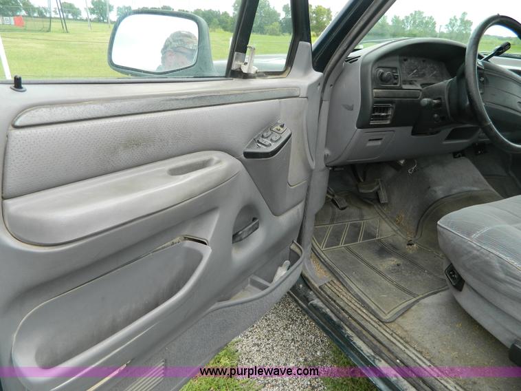 image for item K8137 1994 Ford F150 pickup truck