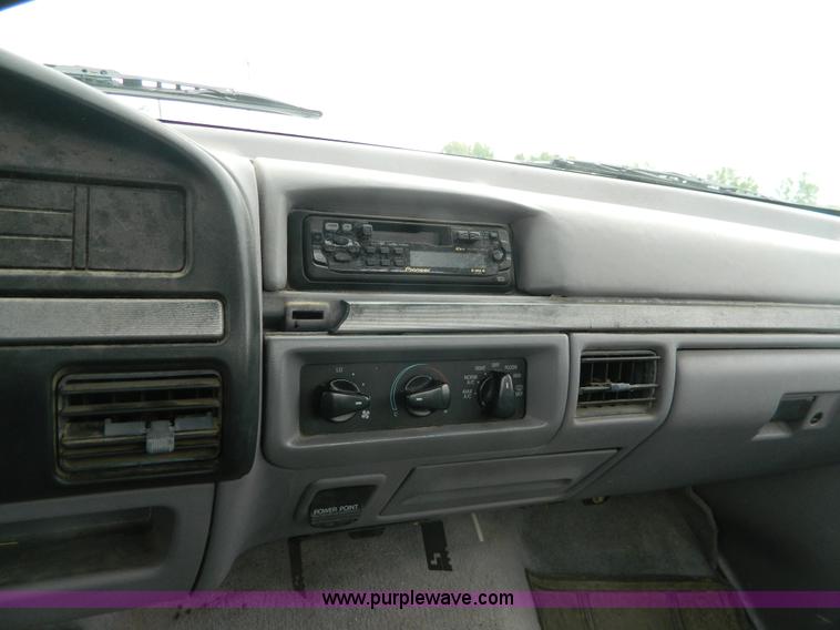 image for item K8137 1994 Ford F150 pickup truck