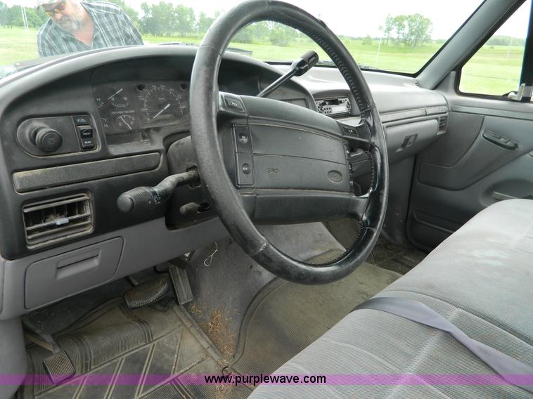 image for item K8137 1994 Ford F150 pickup truck