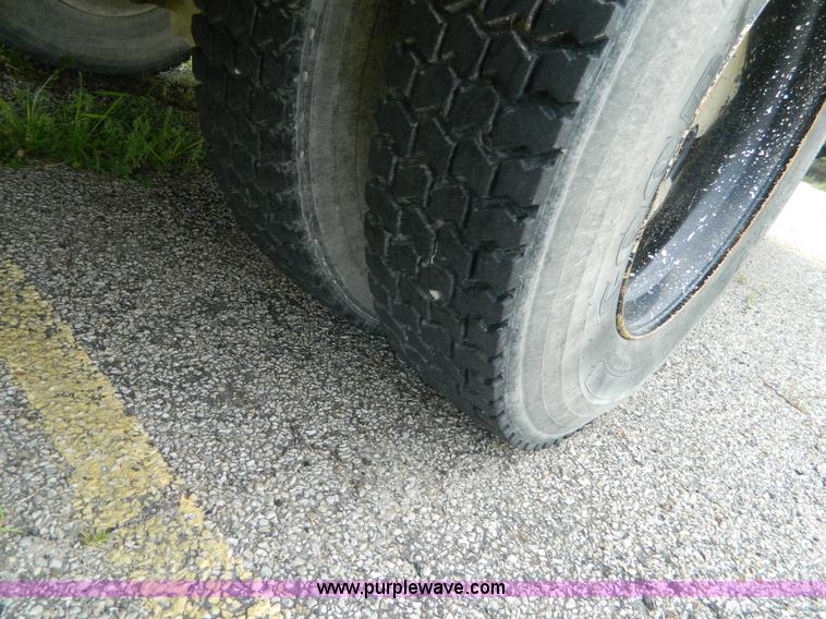 image for item K8139 1996 Blue Bird B800 school bus