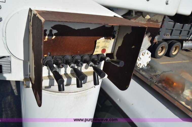 image for item L2747 2005 Ford F650 Super Duty bucket truck