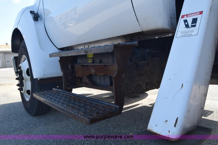 image for item L2747 2005 Ford F650 Super Duty bucket truck