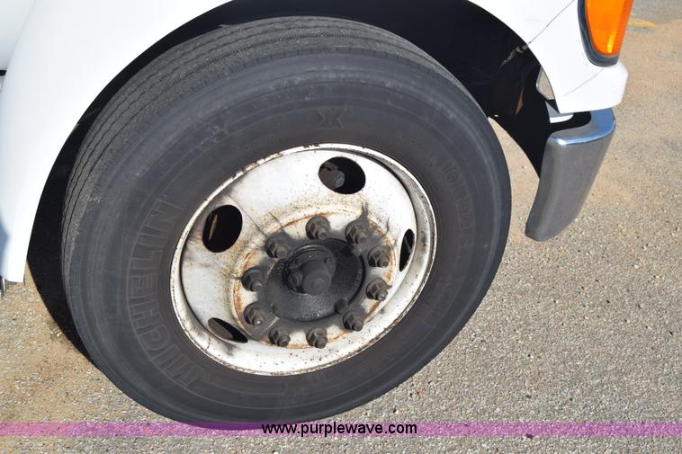 image for item L2747 2005 Ford F650 Super Duty bucket truck