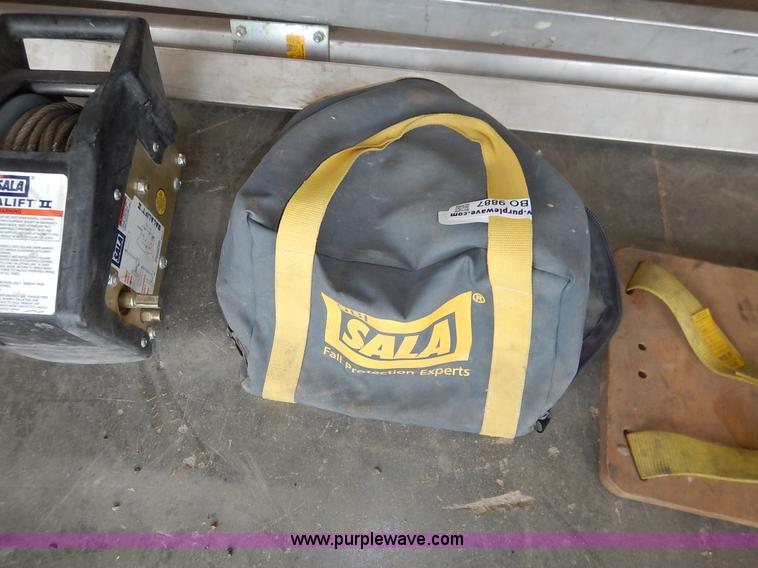 image for item BO9887 Sala Lift II fall protection manhole unit