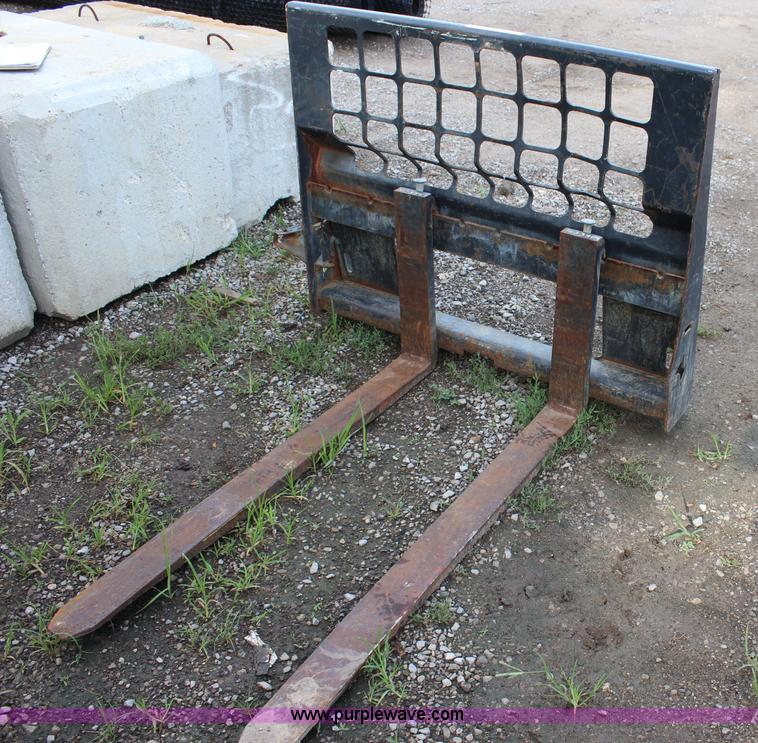 image for item BQ9276 Skid steer pallet forks