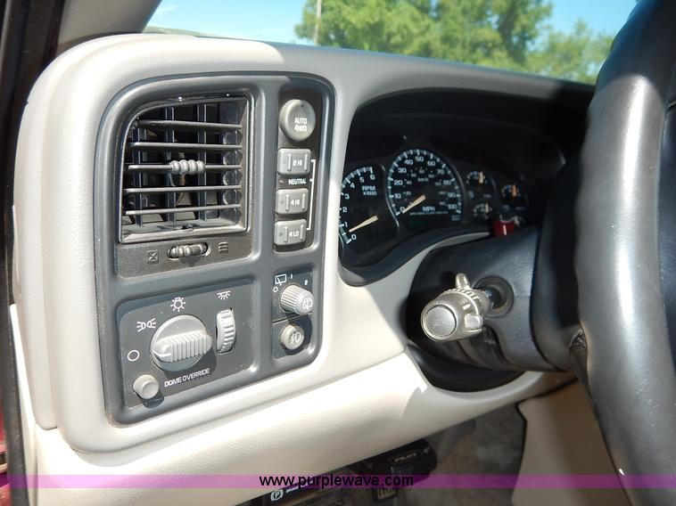 image for item J3772 2001 Chevrolet Tahoe LT SUV