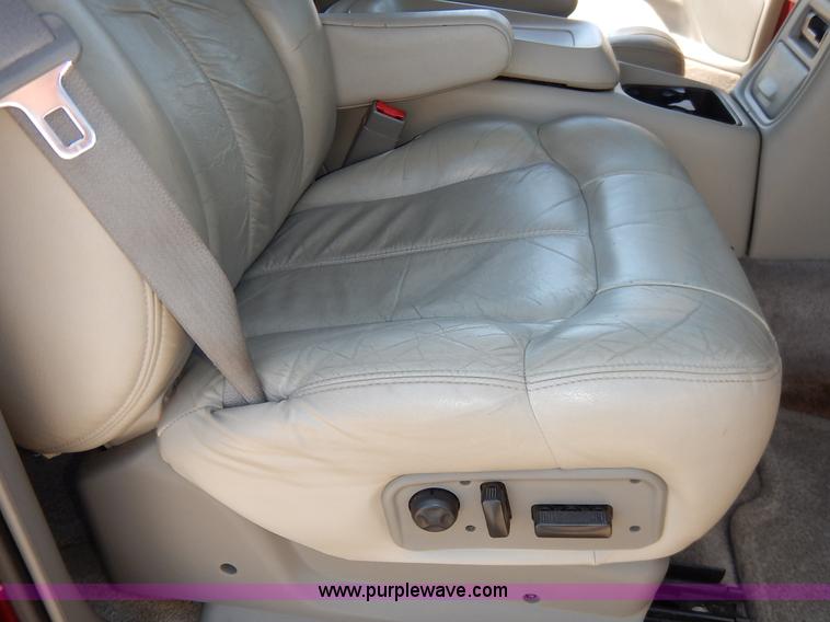 image for item J3772 2001 Chevrolet Tahoe LT SUV