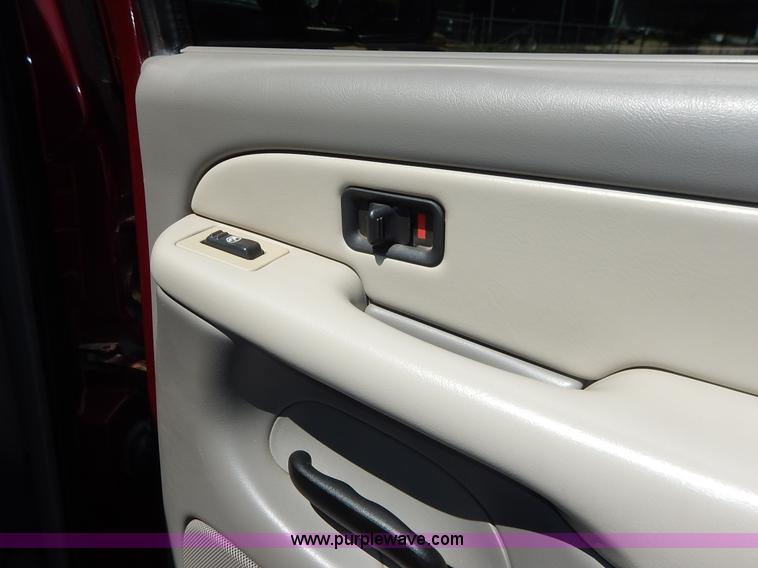 image for item J3772 2001 Chevrolet Tahoe LT SUV