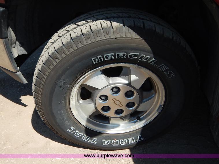 image for item J3772 2001 Chevrolet Tahoe LT SUV