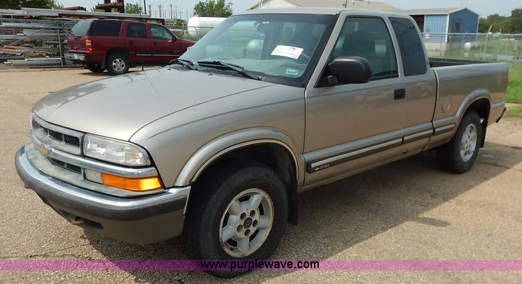 image for item J3777 2000 Chevrolet S10 LS Ext. Cab pickup truck