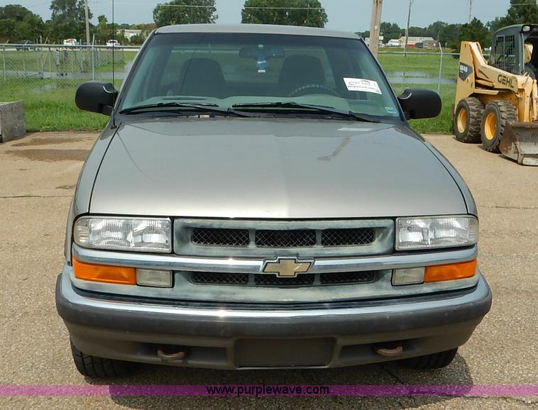image for item J3777 2000 Chevrolet S10 LS Ext. Cab pickup truck