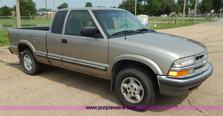 image for item J3777 2000 Chevrolet S10 LS Ext. Cab pickup truck