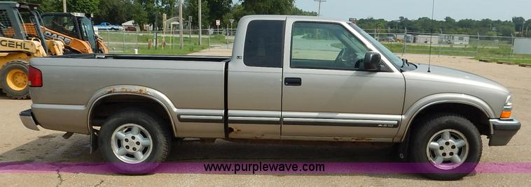 image for item J3777 2000 Chevrolet S10 LS Ext. Cab pickup truck