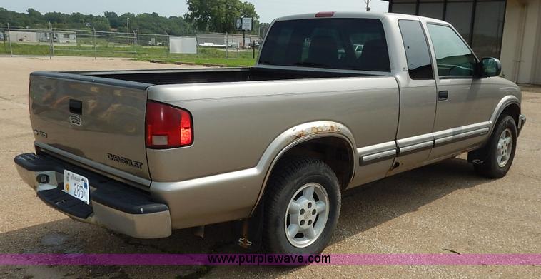 image for item J3777 2000 Chevrolet S10 LS Ext. Cab pickup truck