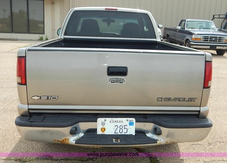 image for item J3777 2000 Chevrolet S10 LS Ext. Cab pickup truck
