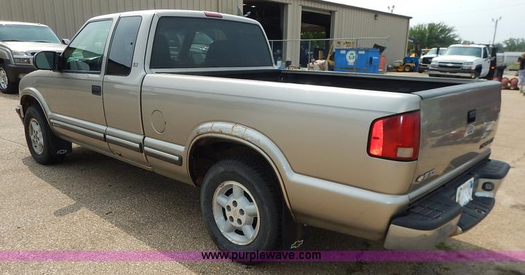 image for item J3777 2000 Chevrolet S10 LS Ext. Cab pickup truck