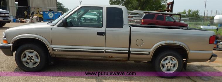 image for item J3777 2000 Chevrolet S10 LS Ext. Cab pickup truck