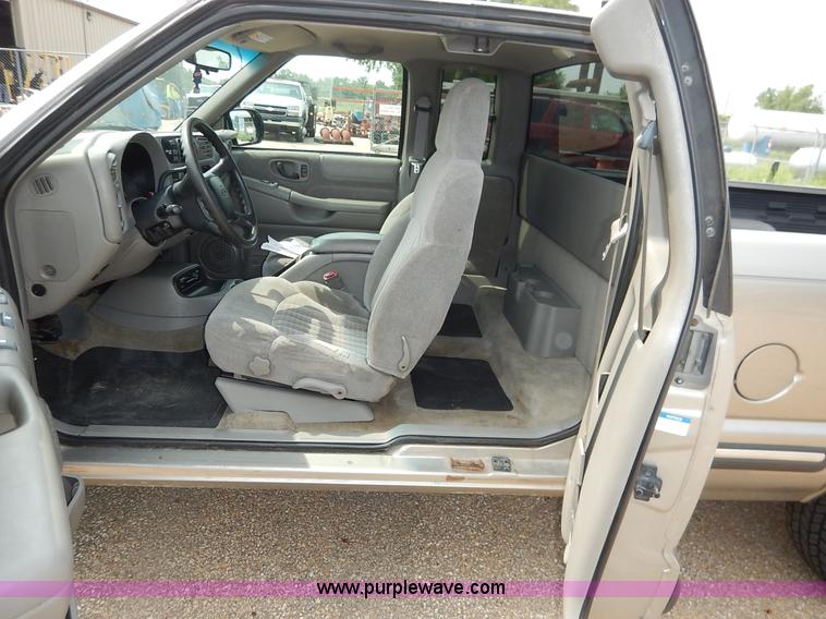 image for item J3777 2000 Chevrolet S10 LS Ext. Cab pickup truck