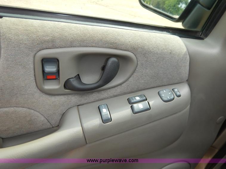 image for item J3777 2000 Chevrolet S10 LS Ext. Cab pickup truck