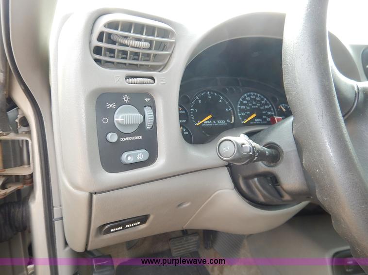 image for item J3777 2000 Chevrolet S10 LS Ext. Cab pickup truck