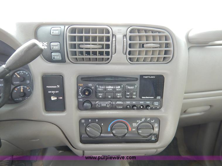 image for item J3777 2000 Chevrolet S10 LS Ext. Cab pickup truck