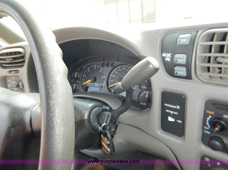 image for item J3777 2000 Chevrolet S10 LS Ext. Cab pickup truck