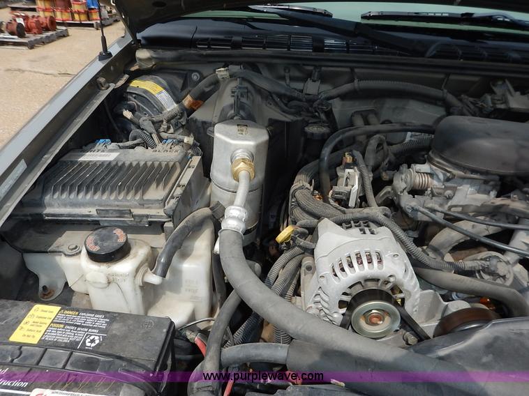 image for item J3777 2000 Chevrolet S10 LS Ext. Cab pickup truck