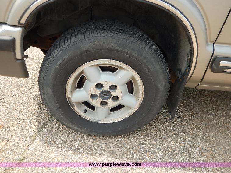 image for item J3777 2000 Chevrolet S10 LS Ext. Cab pickup truck