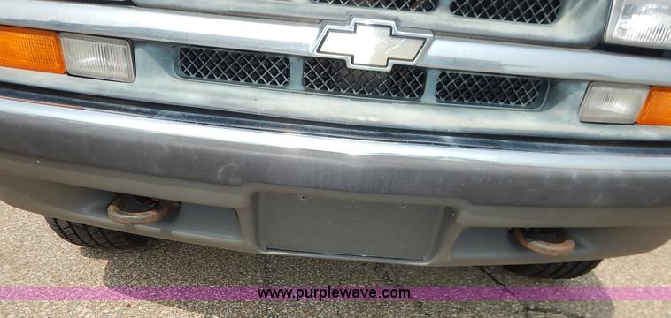 image for item J3777 2000 Chevrolet S10 LS Ext. Cab pickup truck