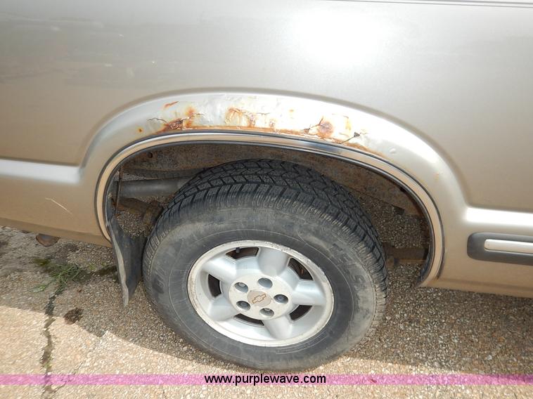 image for item J3777 2000 Chevrolet S10 LS Ext. Cab pickup truck