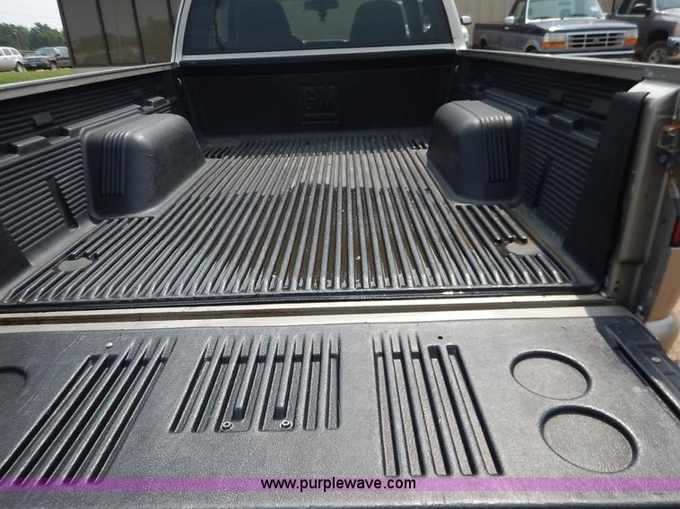 image for item J3777 2000 Chevrolet S10 LS Ext. Cab pickup truck