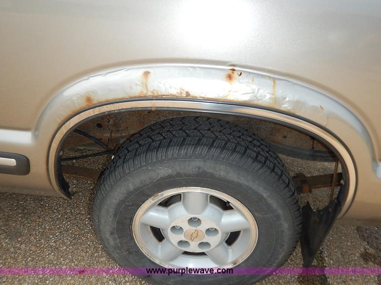 image for item J3777 2000 Chevrolet S10 LS Ext. Cab pickup truck