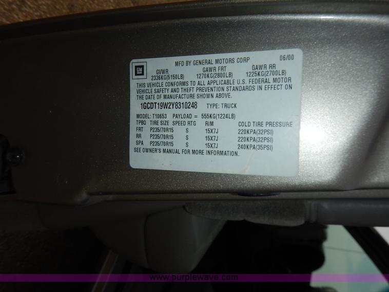 image for item J3777 2000 Chevrolet S10 LS Ext. Cab pickup truck