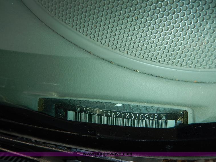 image for item J3777 2000 Chevrolet S10 LS Ext. Cab pickup truck